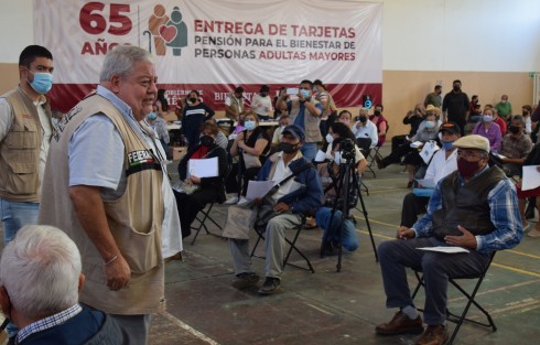 Manuel Huerta Ladrón de Guevara, delegado de los Programas Federales para el Desarrollo en Veracruz, supervisó la entrega de tarjetas bancarias del programa 65 años.  