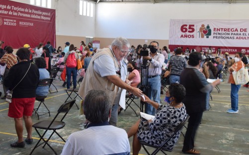 Manuel Huerta Ladrón de Guevara, delegado de los Programas Federales para el Desarrollo en Veracruz, supervisó la entrega de tarjetas bancarias del programa 65 años.  