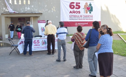 Manuel Huerta Ladrón de Guevara, delegado de los Programas Federales para el Desarrollo en Veracruz, supervisó la entrega de tarjetas bancarias del programa 65 años.  