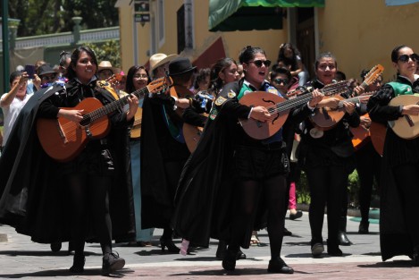 El próximo sábado 20 de noviembre regresa la Tuna Femenil de la Universidad Veracruzana a llenar de música las calles de Xalapa; callejonearán partiendo desde la Plaza Lerdo e punto de las 18:30 hrs. rumbo al Paseo de los Lagos, en el marco del <em>Festival Xalapa y su Cultura</em>.
