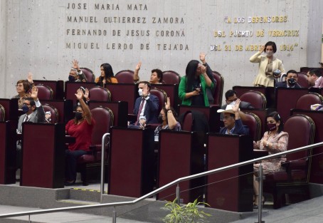 Como parte de los trabajos de la tercera sesión ordinaria de la LXVI Legislatura del Estado, la Mesa Directiva, presidida por la diputada Cecilia Guevara Guembe, instruyó remitir a la Comisión Permanente de Agua Potable y Saneamiento el oficio, signado por las asociaciones civiles Residentes Unidos por el Fraccionamiento Floresta y Compromiso México Transparente, relativo a la solicitud de requisa de los servicios de agua potable, drenaje y saneamiento de los municipios de Veracruz-Medellín de Bravo. 