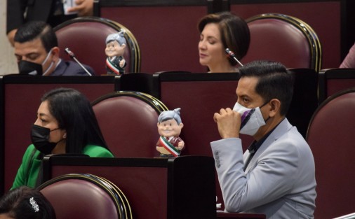 Diputados locales decoraron sus curules con figuras alusivas al Presidente de la República.  