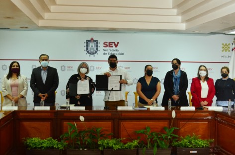 Para seguir capacitando a docentes en el acompañamiento a niños y adolescentes en su recuperación psicosocial por efectos del COVID-19, la SEV ratificó su apoyo a ChildFund México en la estrategia Colección de Apapachos, siendo Veracruz el primer estado en implementarla.