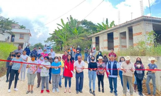 La Dirección de Obras de Teocelo, por instrucción del Alcalde Mario Chama Díaz y la Sindico Municipal Zayra del Carmen Martínez Andrade,  Inauguraron la obra de drenaje sanitario en la colonia El Bambú, obra que consta de 185 metros lineales de drenaje, conexiones sanitarias y registros para descarga además del revestimiento de calle con base hidráulica. 