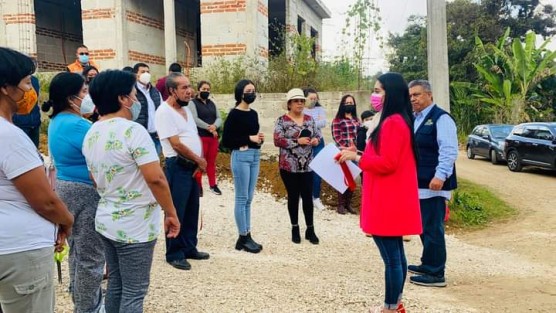 En la inauguración de una de las últimas obras en esta administración de Teocelo, Ver., se contó con la presencia del personal del H. Ayuntamiento, Directores y la Presidenta del DIF,  Mara Chama, quien conversó con los asistentes en escuchar propuestas para mejoras en las familias.