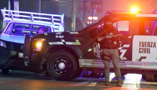 Versiones en redes sociales dieron cuenta de una persecución de vehículos en la avenida Lázaro Cárdenas entre policías y presuntos delincuentes, luego de la medianoche de este jueves. 