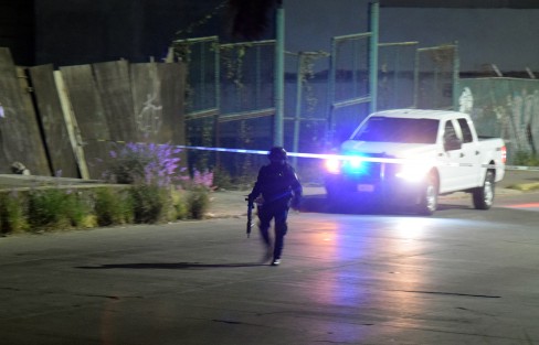 Según testigos, los hechos se dieron tras un intento de secuestro, por lo que al ser detectados, los presuntos delincuentes, abordo de una camioneta Nissan color blanco, habrían disparado contra los policías, iniciándose una persecución que culminó en el puente de la calle Pípila. 