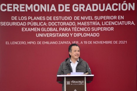 El Gobernador Cuitláhuac García Jiménez, presidió la Ceremonia de Graduación de los Planes de Estudios de Nivel Superior en Seguridad Pública, del Centro de Estudios e Investigación en Seguridad (CEIS), en El Lencero, Ver.. 