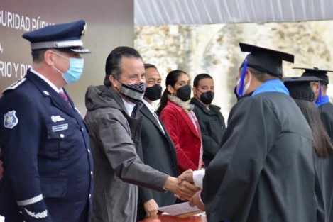 El Gobernador Cuitláhuac García Jiménez, presidió la Ceremonia de Graduación de los Planes de Estudios de Nivel Superior en Seguridad Pública, del Centro de Estudios e Investigación en Seguridad (CEIS), en El Lencero, Ver.. 