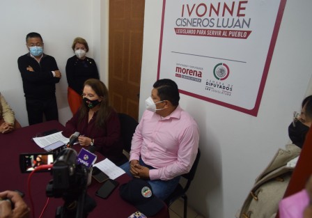 La diputada federal Ivonne Cisneros Luján, dijo que ya no son los años en que el Gobernador designaba por <em>dedazo</em> a su sucesor, al descartar que Cuitláhuac García esté impulsando a Rocío Nahle. 