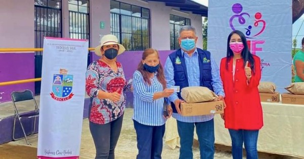 Con la presencia del Alcalde, Mario Chama, lai síndica y DIF Teocelo, se llevó a cabo la entrega de insumos de barritas nutritivas y caja de leche, por el inicio a la etapa de la tercera edad. 