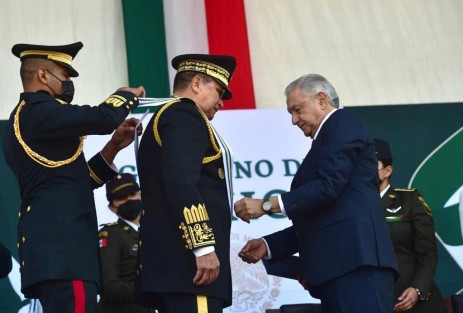 En el marco de la celebración del CXI Aniversario del inicio de la Revolución Mexicana,  el Presidente Andrés Manuel López Obrador entregó ascensos a personal del Ejército, Marina y Guardia Nacional, así como la condecoración al Mérito Militar en grado de Orden a altos mandos. 