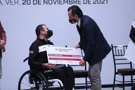 Al entregar el Premio Estatal del Deporte 2021 a Diego López Díaz como Mejor Deportista Adaptado, ganador de tres medallas (oro, plata y bronce) en los Paralímpicos de Tokio, le reconoció tomar la adversidad como un reto y lograr preseas a nivel mundial.
