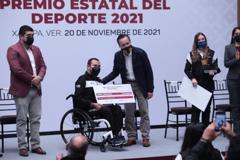 En tanto, López Díaz agradeció la distinción y se comprometió a refrendar los logros alcanzados y seguir enalteciendo a Veracruz; asimismo, exhortó a cada niño, joven, deportista y entrenador a luchar por sus sueños. <em>Un deseo no cambia nada, una decisión lo cambia todo</em>.