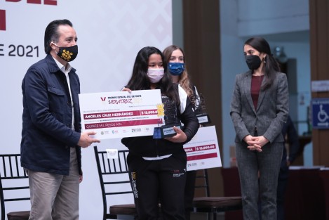 En Fomento, protección o impulso a la práctica de los deportes, a Antonio Rojas Ortega por contribuir al desarrollo del bádminton en Veracruz. Premio especial a Sofía Reinoso Díaz Barriga, quien representó a México en canotaje eslalon en Tokio 2020 y para Ángeles Cruz Hernández, triple medallista en el Campeonato Mundial sub-17 de Halterofilia en Jeddah, Arabia Saudita.