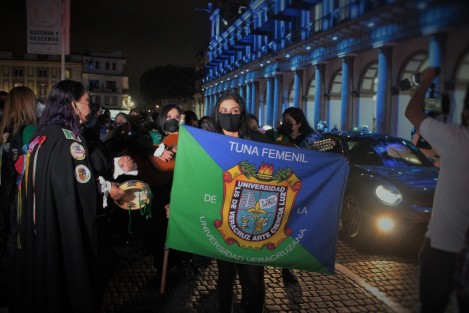 Los variados eventos del Festival Xalapa y su Cultura están siendo muy concurridos. Este sábado la Tuna Femenil de la Universidad Veracruzana volvió, tras una pausa de 20 meses, a callejonear por el Centro Histórico, con el apoyo y entusiasmo de sus seguidores. 