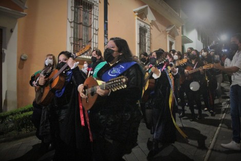 Los variados eventos del Festival Xalapa y su Cultura están siendo muy concurridos. Este sábado la Tuna Femenil de la Universidad Veracruzana volvió, tras una pausa de 20 meses, a callejonear por el Centro Histórico, con el apoyo y entusiasmo de sus seguidores. 