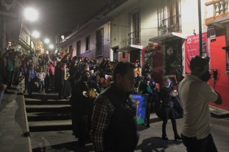 Los variados eventos del Festival Xalapa y su Cultura están siendo muy concurridos. Este sábado la Tuna Femenil de la Universidad Veracruzana volvió, tras una pausa de 20 meses, a callejonear por el Centro Histórico, con el apoyo y entusiasmo de sus seguidores. 