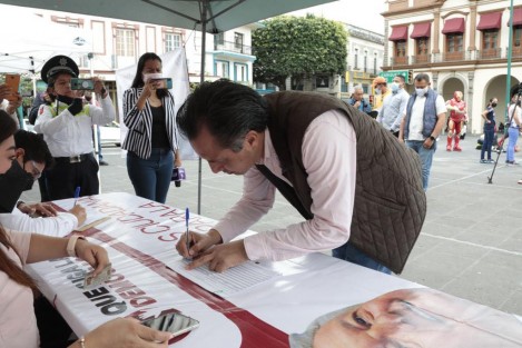 El Gobernador Cuitláhuac García Jiménez acudió este domingo  al módulo de recolección de firmas ubicado en Plaza Lerdo, para la aprobación de la consulta de la Revocación de mandato del Presidente de la República.