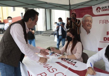 El Gobernador Cuitláhuac García Jiménez acudió este domingo  al módulo de recolección de firmas ubicado en Plaza Lerdo, para la aprobación de la consulta de la Revocación de mandato del Presidente de la República.