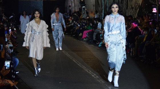  El viaducto del Parque Juárez en la ciudad de Xalapa fue escenario de la sexta edición de Moda México. Cientos de personas se dieron cita para poder apreciar las pasarelas, incluso el sitio resultó insuficiente para los espectadores, quienes como pudieron se acomodaron para tratar de ver el espectáculo.