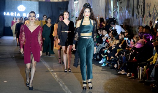  El viaducto del Parque Juárez en la ciudad de Xalapa fue escenario de la sexta edición de Moda México. Cientos de personas se dieron cita para poder apreciar las pasarelas, incluso el sitio resultó insuficiente para los espectadores, quienes como pudieron se acomodaron para tratar de ver el espectáculo.