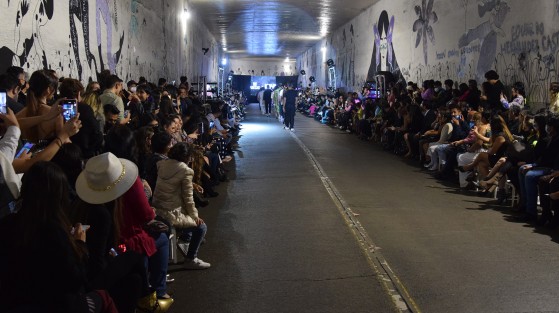  El viaducto del Parque Juárez en la ciudad de Xalapa fue escenario de la sexta edición de Moda México. Cientos de personas se dieron cita para poder apreciar las pasarelas, incluso el sitio resultó insuficiente para los espectadores, quienes como pudieron se acomodaron para tratar de ver el espectáculo.