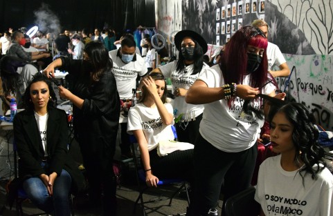  El viaducto del Parque Juárez en la ciudad de Xalapa fue escenario de la sexta edición de Moda México. Cientos de personas se dieron cita para poder apreciar las pasarelas, incluso el sitio resultó insuficiente para los espectadores, quienes como pudieron se acomodaron para tratar de ver el espectáculo.