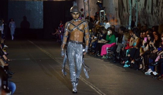  El viaducto del Parque Juárez en la ciudad de Xalapa fue escenario de la sexta edición de Moda México. Cientos de personas se dieron cita para poder apreciar las pasarelas, incluso el sitio resultó insuficiente para los espectadores, quienes como pudieron se acomodaron para tratar de ver el espectáculo.