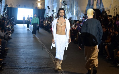  El viaducto del Parque Juárez en la ciudad de Xalapa fue escenario de la sexta edición de Moda México. Cientos de personas se dieron cita para poder apreciar las pasarelas, incluso el sitio resultó insuficiente para los espectadores, quienes como pudieron se acomodaron para tratar de ver el espectáculo.