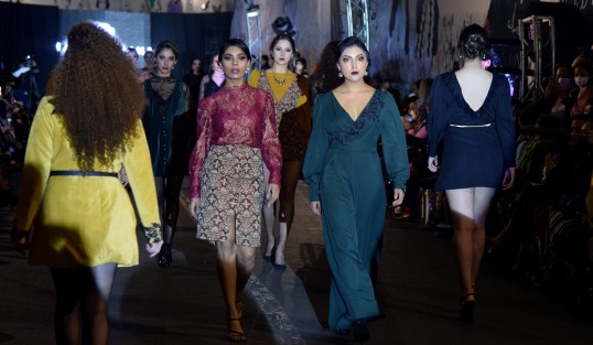  El viaducto del Parque Juárez en la ciudad de Xalapa fue escenario de la sexta edición de Moda México. Cientos de personas se dieron cita para poder apreciar las pasarelas, incluso el sitio resultó insuficiente para los espectadores, quienes como pudieron se acomodaron para tratar de ver el espectáculo.