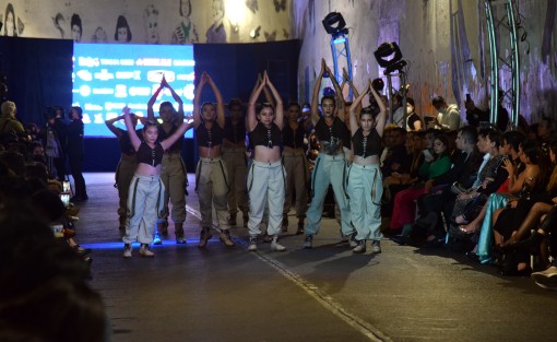  El viaducto del Parque Juárez en la ciudad de Xalapa fue escenario de la sexta edición de Moda México. Cientos de personas se dieron cita para poder apreciar las pasarelas, incluso el sitio resultó insuficiente para los espectadores, quienes como pudieron se acomodaron para tratar de ver el espectáculo.