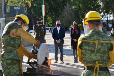  Con la presencia del gobernador Cuitláhuac García Jiménez, la Secretaría de la Defensa Nacional (SEDENA) llevó a cabo la inutilización de 710 armas de fuego decomisadas, que habían sido empleadas en actos ilícitos, refrendando así el compromiso de coadyuvar a la construcción de un país más seguro y en paz. 