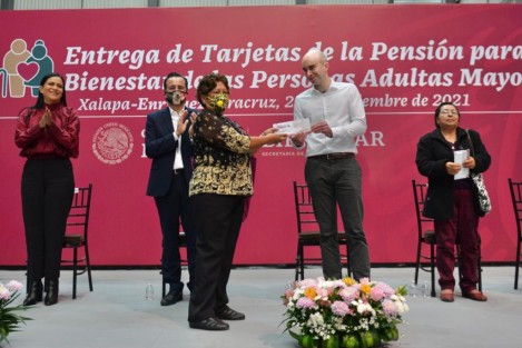 Este lunes se hizo entrega de tarjetas de la Pensión para el Bienestar de las Personas Adultas Mayores, donde Veracruz registra un 83 por ciento de avance en la meta de nuevos registros.  