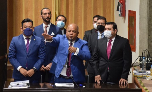 Con la presencia de muchos invitados especiales y con motivo de la Glosa del Tercer Informe, el secretario de Gobierno Eric Cisneros Burgos compareció ante la Comisión Permanente de Gobernación de la LXVI Legislatura de Veracruz para informar de los programas y acciones instrumentadas por las áreas a su cargo durante 2021.