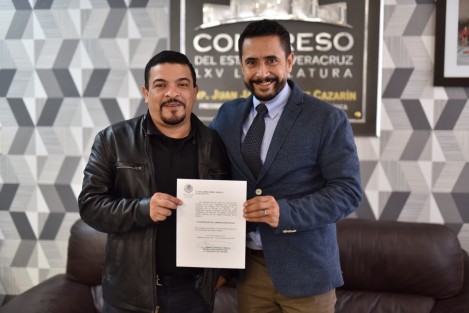 El presidente de la Junta de Coordinación Política (Jucopo) de la LXVI Legislatura del Estado de Veracruz, diputado Juan Javier Gómez Cazarín, entregó, este 22 de noviembre, el nombramiento y tomó la protesta como Coordinador de Comunicación Social de este Poder al licenciado Guillermo Núñez Huesca, a quien deseó éxito y lo exhortó a trabajar con profesionalismo.