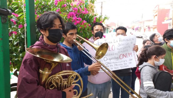 En este día del Músico, maestros de la que fuera la Orquesta de la Nueva Escuela Mexicana (ONEM) en Coatepec, Ver., se manifestaron para exigir el  pago del adeudo de sueldos del periodo julio a octubre 2020, cuando fueron notificados de la suspensión de este proyecto (antes Esperanza Azteca) que impulsara durante su paso por la SEP, Esteban Moctezuma. 