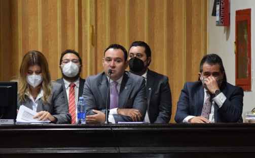 Otras de las cargas financieras es el sector magisterial, pues la reforma del FOME trasladó muchas prestaciones y maestros al Estado; por otra parte está el déficit de personal activo por jubilados, el cual debería ser de 12 a 1, mientras en la realidad es de sólo 3 activos, por cada jubilado. 