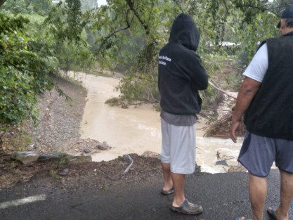 El paso del fenómeno meteorológico, ocasionó el desplome del puente en el arroyo 