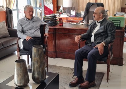 El Alcalde electo por Xalapa, Ricardo Ahued Bardahuil, acudió a Palacio Municipal a reunirse con el alcalde Hipólito Rodríguez, para tratar asuntos de la entrega recepción que se realizará en algunos días.