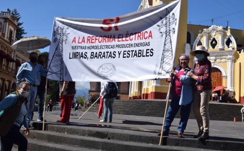 Un grupo de personas se manifestó en plaza Lerdo a favor de la Reforma Eléctrica propuesta por el Presidente de la República.