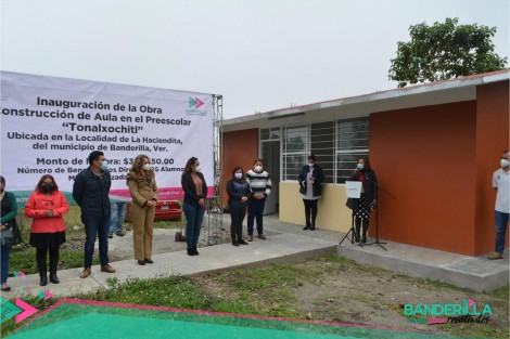 El alcalde de Banderilla, Ver. Juan Manuel Rivera González, entregó un aula para el preescolar Tonalxochitl, de la localidad de La Haciendita. La construcción y consolidación de un mejor Banderilla no se detiene y siguen dando soluciones en concreto para la Educación. 
