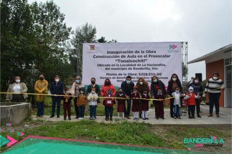 El alcalde de Banderilla, Ver. Juan Manuel Rivera González, entregó un aula para el preescolar Tonalxochitl, de la localidad de La Haciendita. La construcción y consolidación de un mejor Banderilla no se detiene y siguen dando soluciones en concreto para la Educación. 
