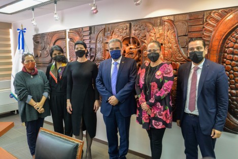 Martín Gerardo Aguilar Sánchez, rector de la Universidad Veracruzana (UV), ofreció una disculpa pública a Remedios Álvarez Santos, catedrática de la Facultad de Filosofía de esta casa de estudios, en cumplimiento a la recomendación 61/2021 emitida por la Comisión Nacional de Derechos Humanos (CNDH).