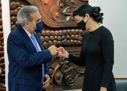 Martín Gerardo Aguilar Sánchez, rector de la Universidad Veracruzana (UV), ofreció una disculpa pública a Remedios Álvarez Santos, catedrática de la Facultad de Filosofía de esta casa de estudios, en cumplimiento a la recomendación 61/2021 emitida por la Comisión Nacional de Derechos Humanos (CNDH).