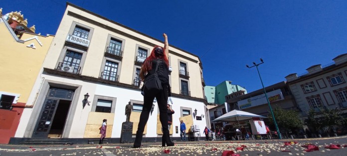 La activista Wendy López realizó el performance <em>Somos semillas y florecemos</em> en Plaza Lerdo, al conmemorarse hoy el Día Internacional de la Eliminación de la Violencia contra la Mujer. 