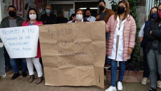Personal del Centro de Salud Urbano Miguel Alemán, en Xalapa, se manifiesta denunciando abusos por parte de sus superiores. Pese a ello, se encuentran brindando atención a los pacientes que acuden con alguna urgencia.  