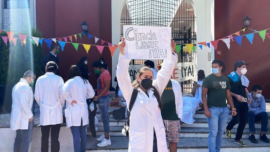 Alumnos y docentes de la UDLAP continúan con sus manifestaciones en exigencia de la devolución de las instalaciones tal y como ya se ha ordenado judicialmente desde finales de octubre, pero en la realidad no se ha llevado a cabo.