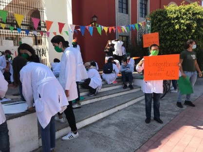 Alumnos y docentes de la UDLAP continúan con sus manifestaciones en exigencia de la devolución de las instalaciones tal y como ya se ha ordenado judicialmente desde finales de octubre, pero en la realidad no se ha llevado a cabo.