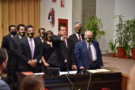 Evaristo Ovando Ramírez, titular de la SEDARPA, acudió al Congreso a comparecer ante diputados de la Comisión de Desarrollo Agropecuario, Rural y Forestal, como parte de la Glosa del Tercer Informe de Cuitláhuac García Jiménez.  